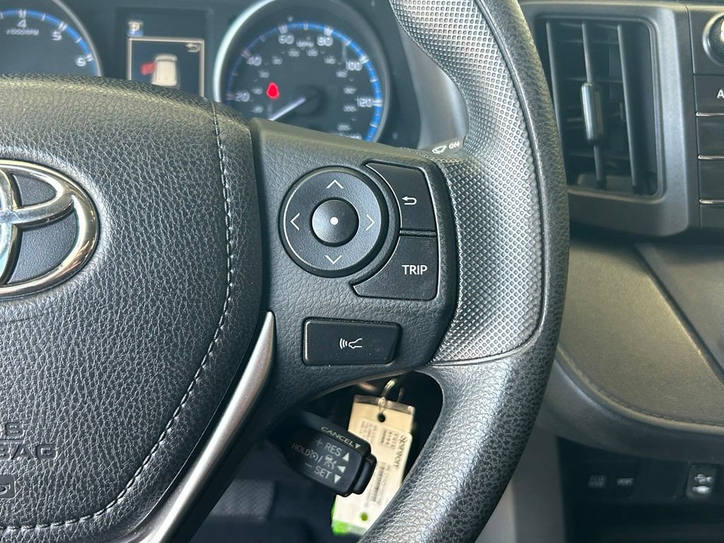 Used 2018 Toyota RAV4 LE FWD image 37