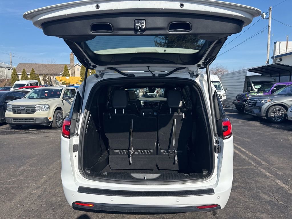 Used 2025 Chrysler Pacifica Limited image 46