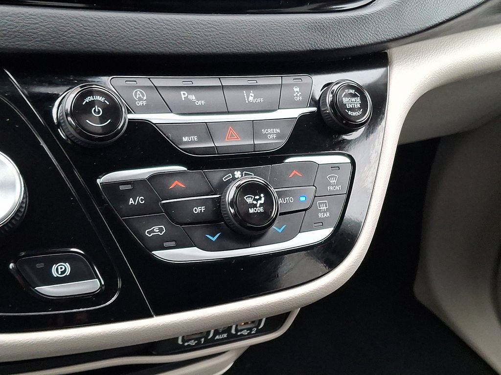 Used 2024 Chrysler Pacifica Touring-L FWD image 18