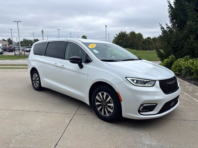 Used 2024 Chrysler Pacifica Limited FWD image 33