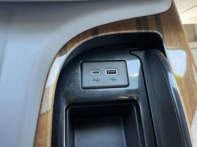 Used 2024 Cadillac Escalade ESV Premium Luxury Platinum image 25