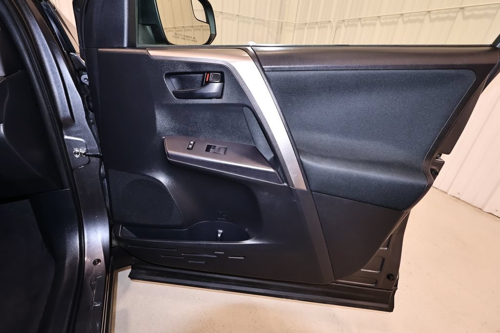 Used 2018 Toyota RAV4 LE w/ Carpet Mat Package AWD/4WD image 17
