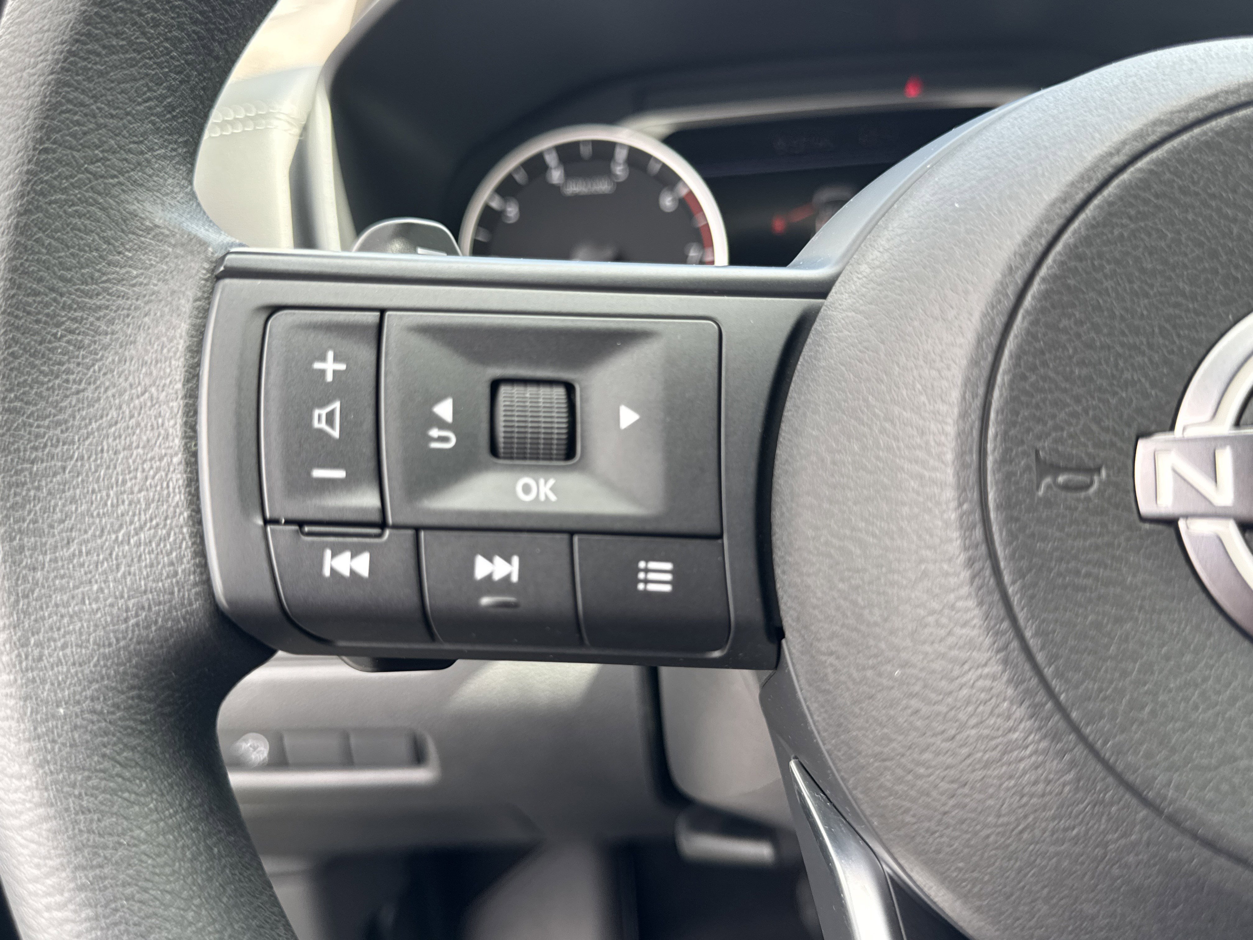 Used 2023 Nissan Rogue S FWD image 31