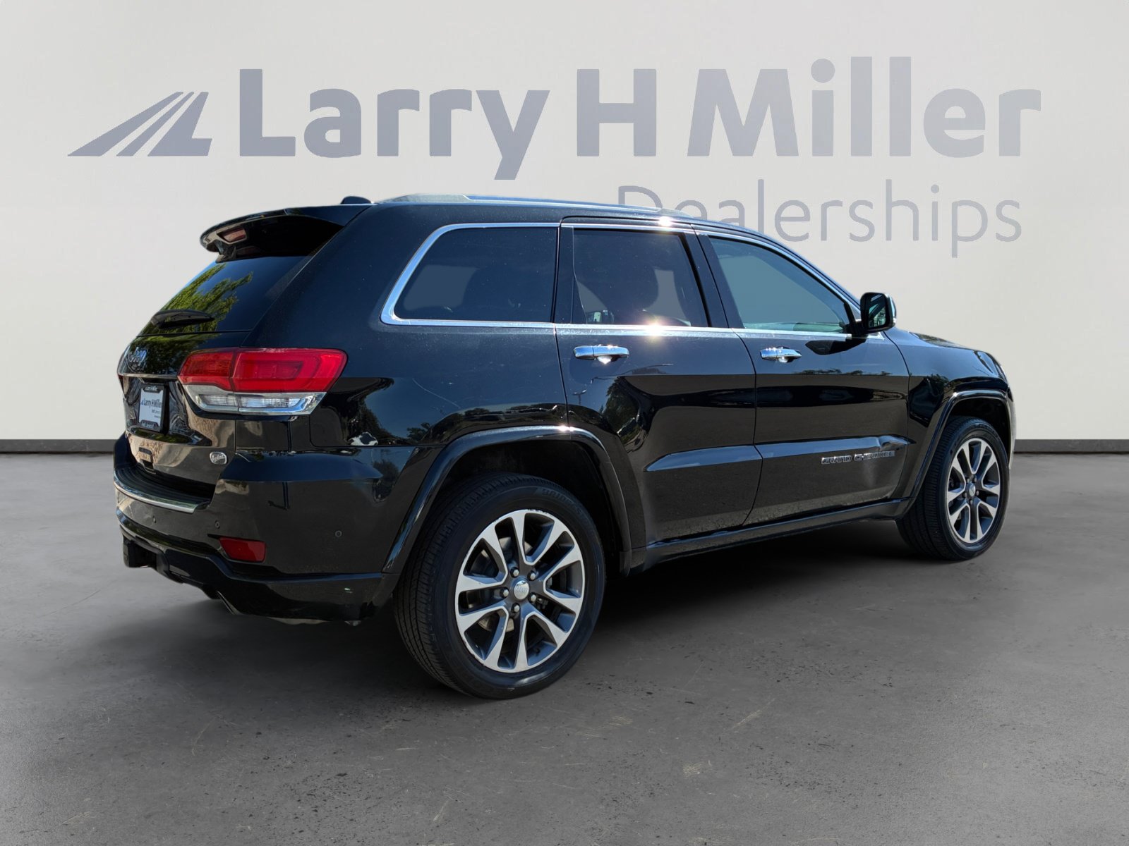 Used 2017 Jeep Grand Cherokee Overland w/ Jeep Active Safety Group AWD/4WD image 5