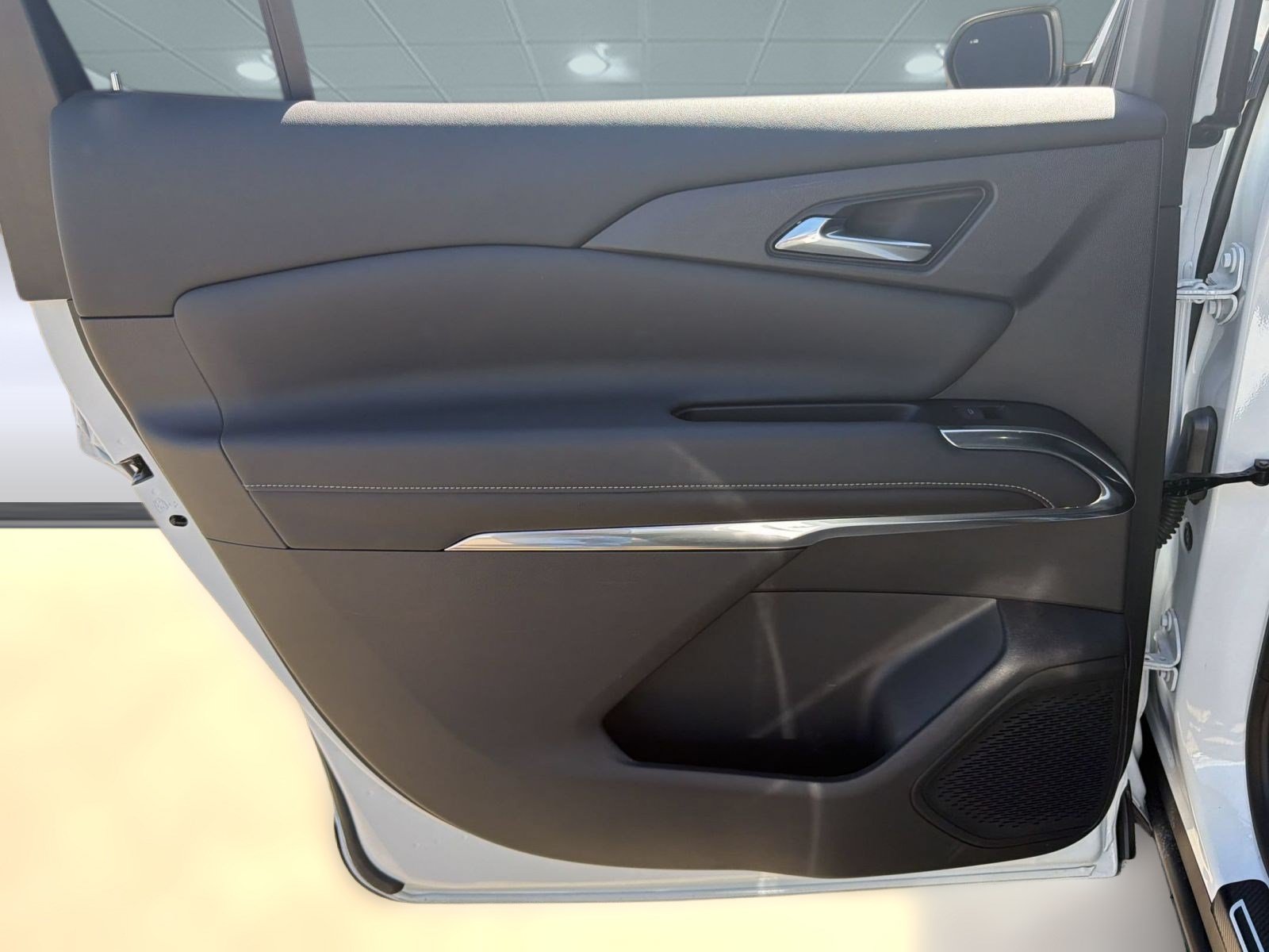 Used 2024 Chevrolet Traverse LT w/ Midnight/Sport Edition FWD image 24