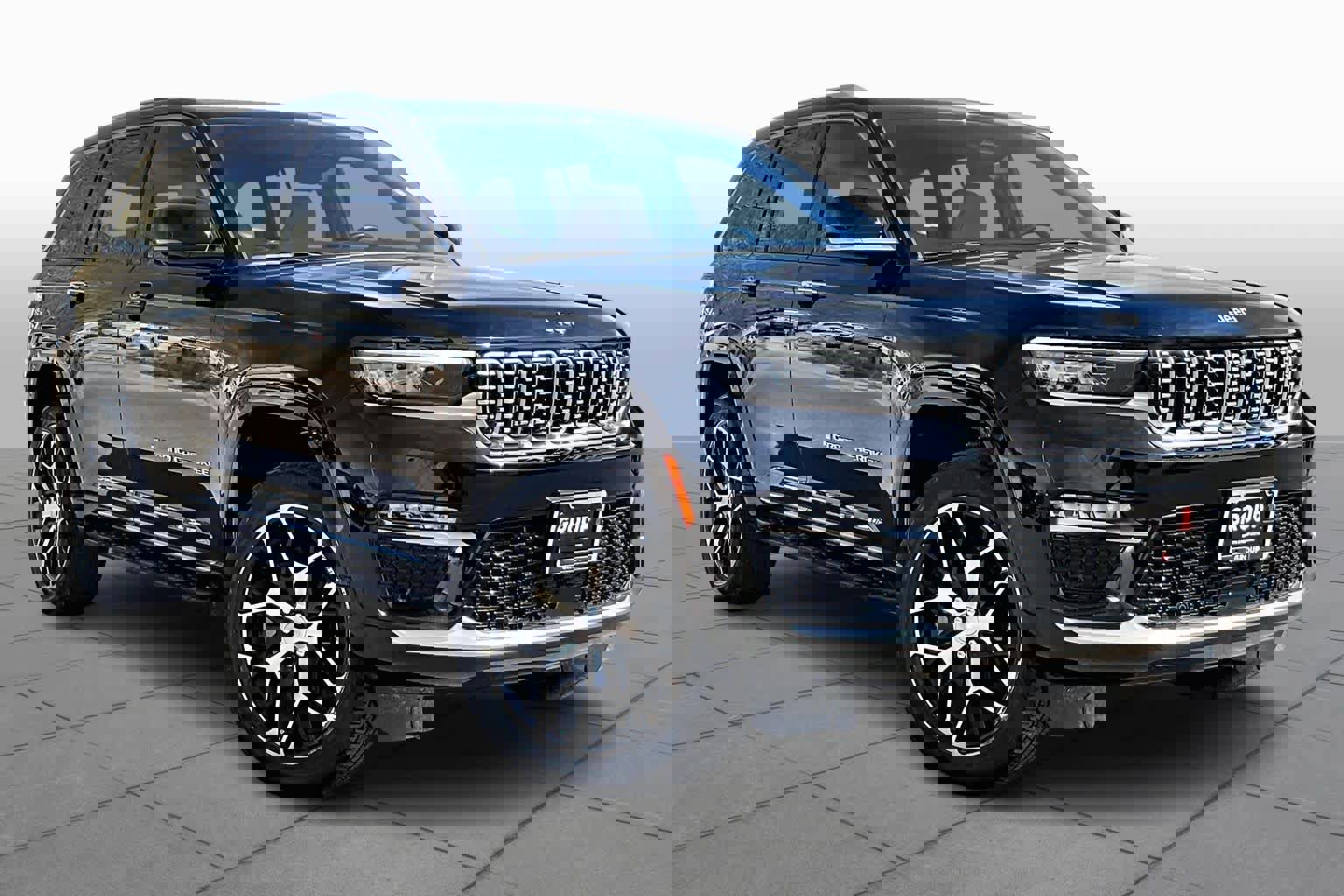 Used 2023 Jeep Grand Cherokee Summit image 5