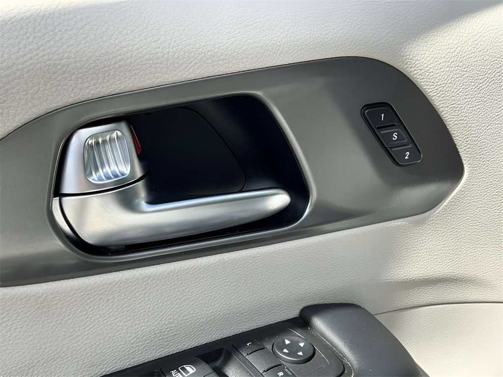 Used 2023 Chrysler Pacifica Touring-L image 23