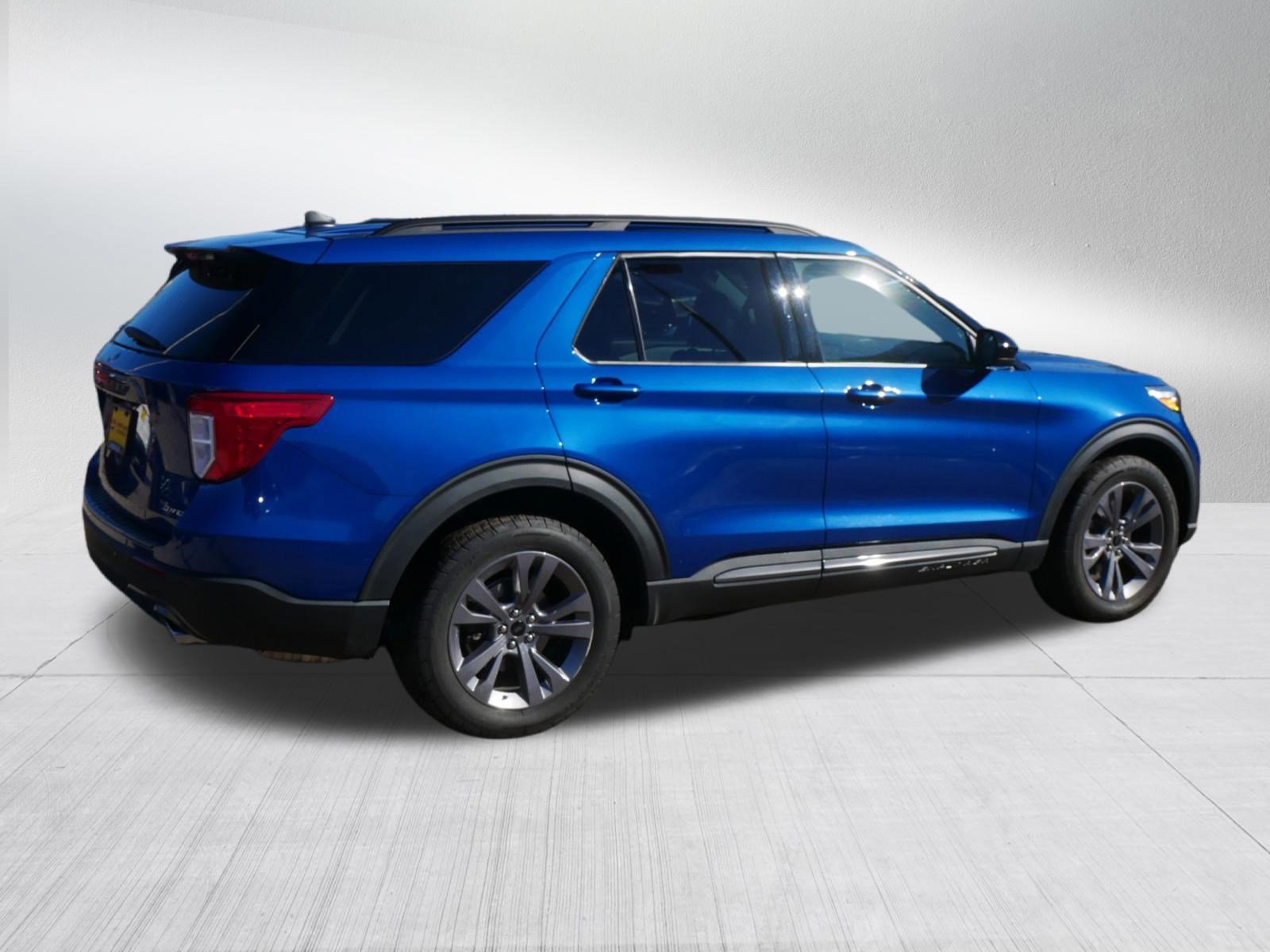 Certified 2022 Ford Explorer XLT w/ Equipment Group 202A image 5