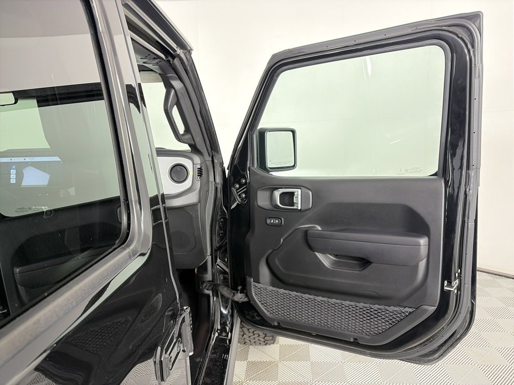 Used 2024 Jeep Wrangler Unlimited image 31