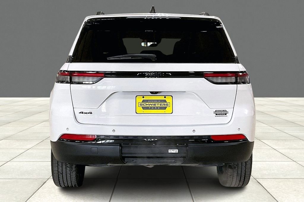 Used 2023 Jeep Grand Cherokee Altitude image 3