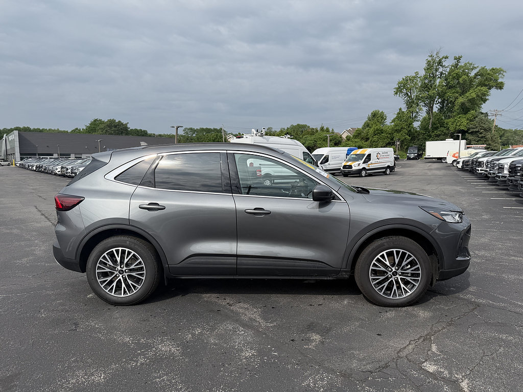 Certified 2025 Ford Escape SE w/ Class II Trailer Tow Package FWD image 8