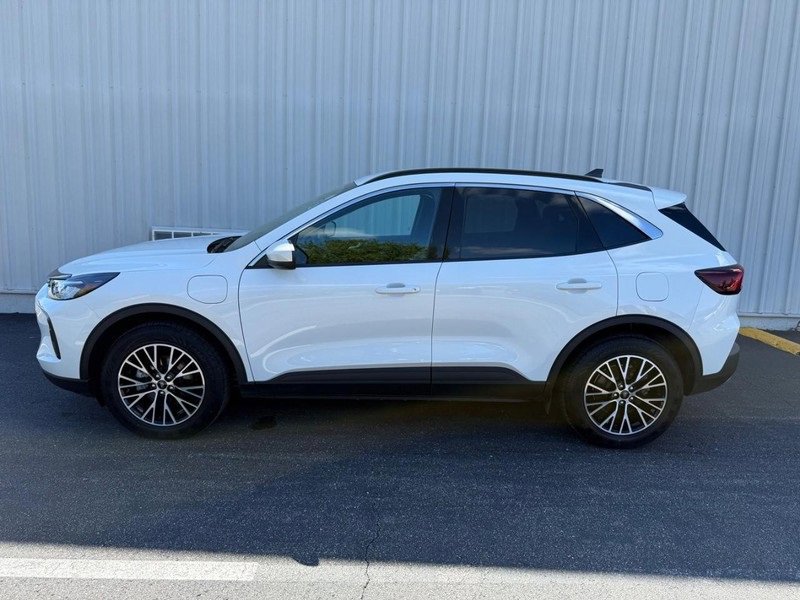 Certified 2023 Ford Escape SE image 2