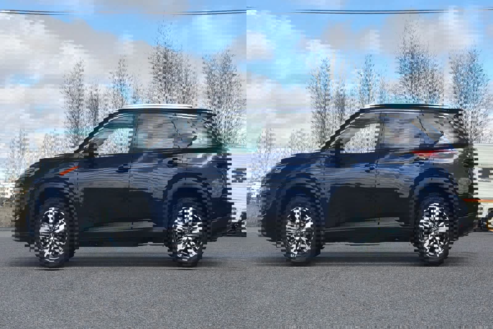 Used 2024 Nissan Rogue SL w/ SL Premium Package image 2