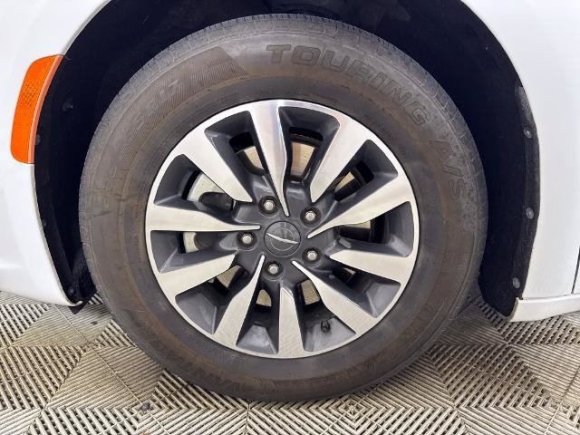 Used 2023 Chrysler Pacifica Limited FWD image 13