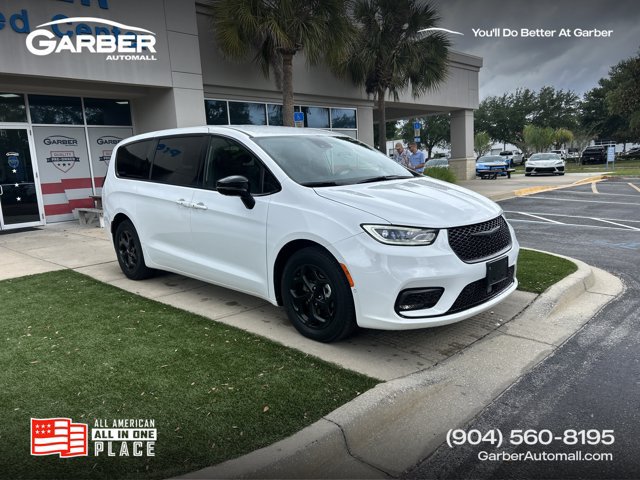 Used 2024 Chrysler Pacifica Limited FWD image 1