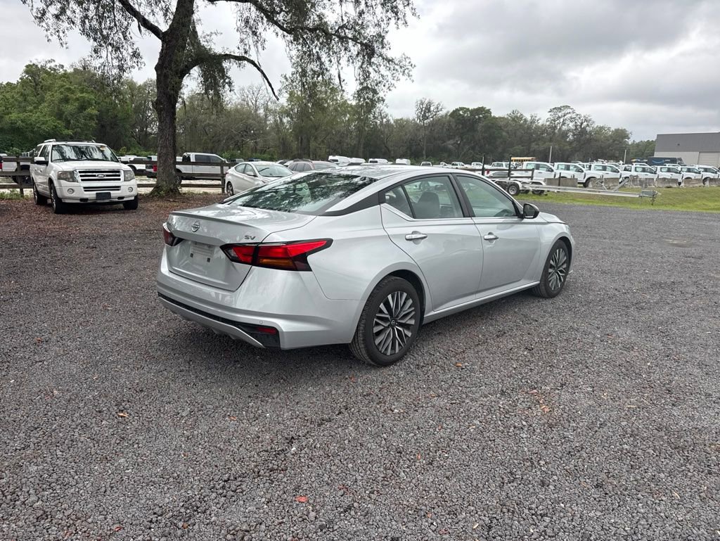 Used 2024 Nissan Altima 2.5 SV FWD image 5