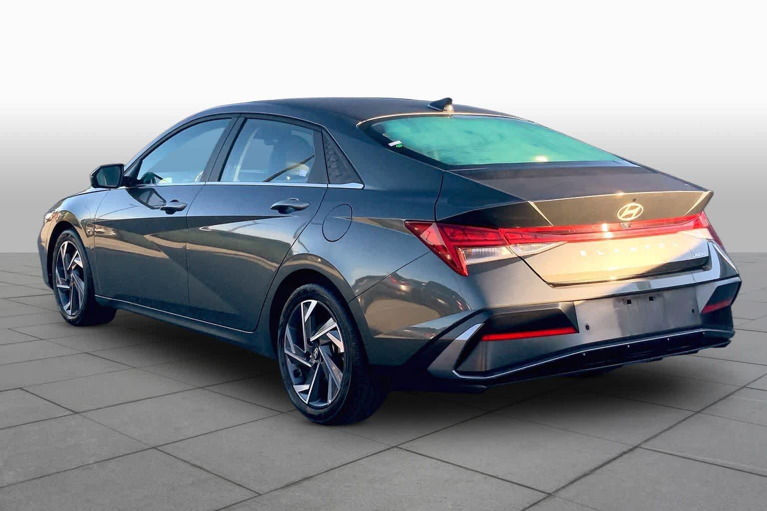 Used 2024 Hyundai Elantra Limited FWD image 11