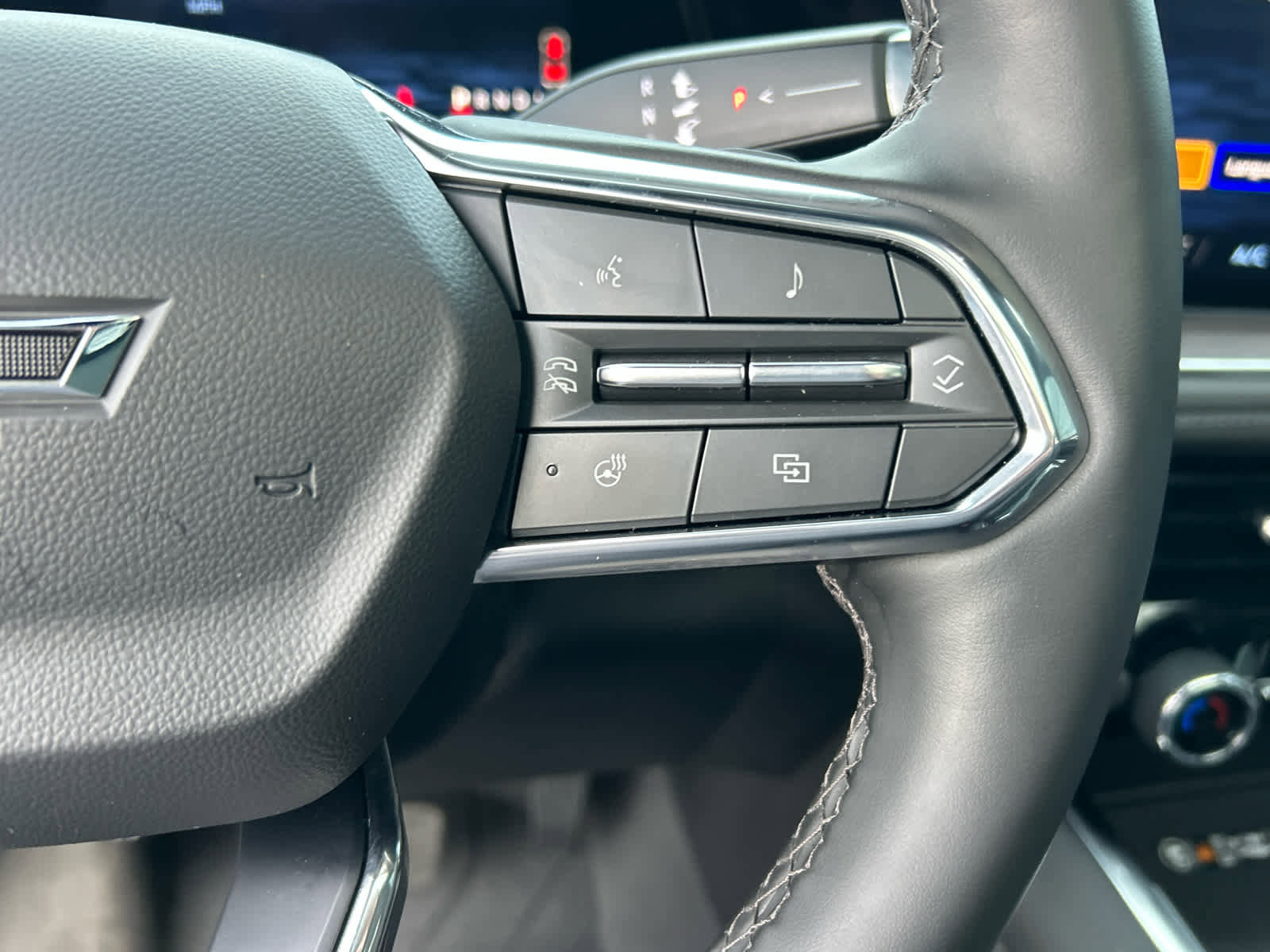 Used 2025 Chevrolet Suburban Z71 w/ Z71 Off-Road Package image 36