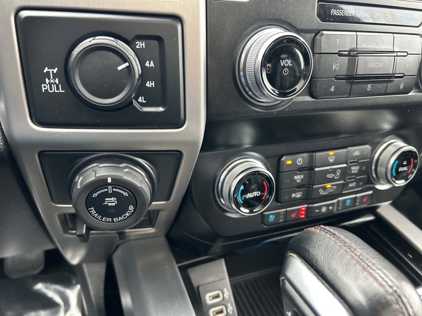 Certified 2019 Ford F150 Platinum w/ Equipment Group 701A Luxury image 31