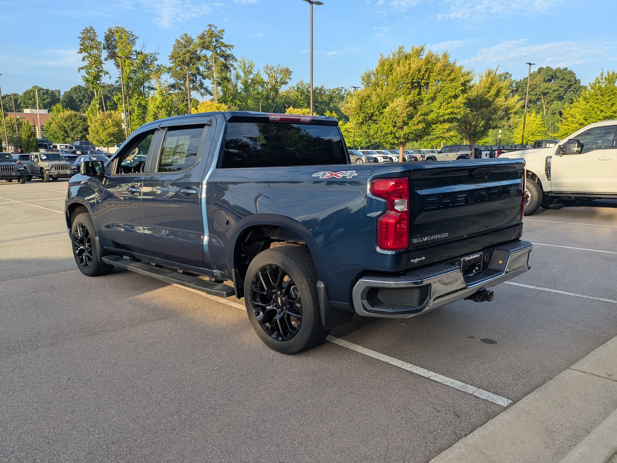 Used 2023 Chevrolet Silverado 1500 LT AWD/4WD image 5