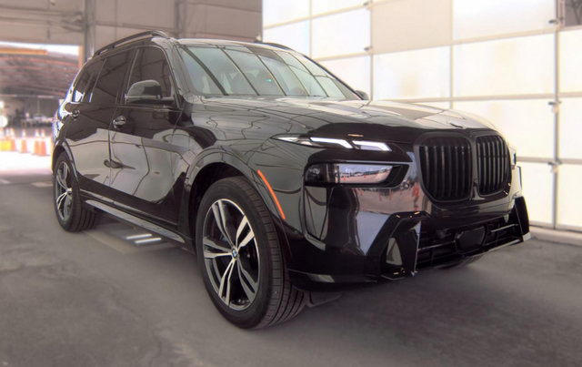Used 2024 BMW X7 xDrive40i w/ M Sport Package AWD/4WD image 2