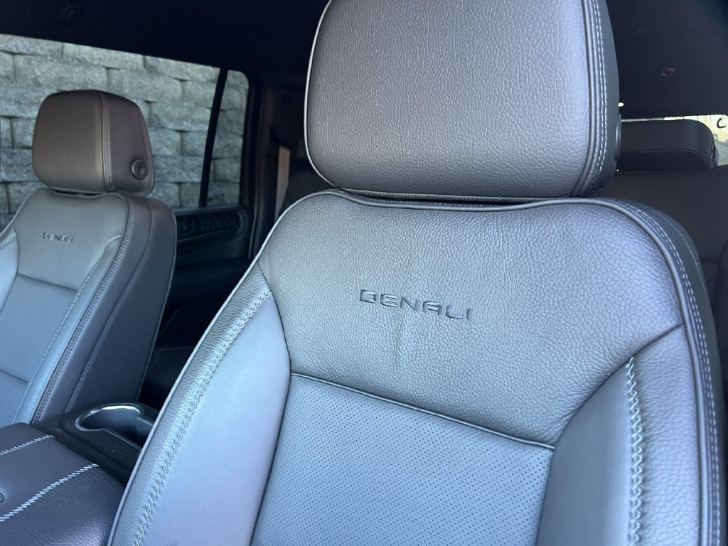 Used 2023 GMC Yukon XL Denali AWD/4WD image 12