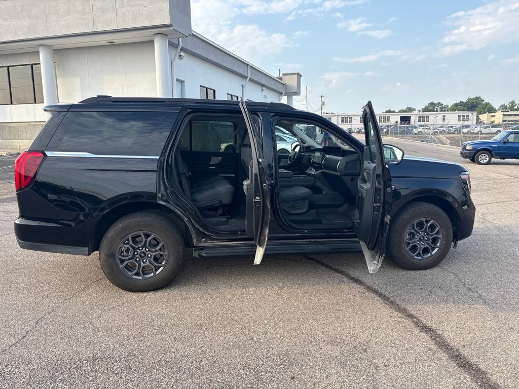 Certified 2025 Ford Expedition Active AWD/4WD image 8