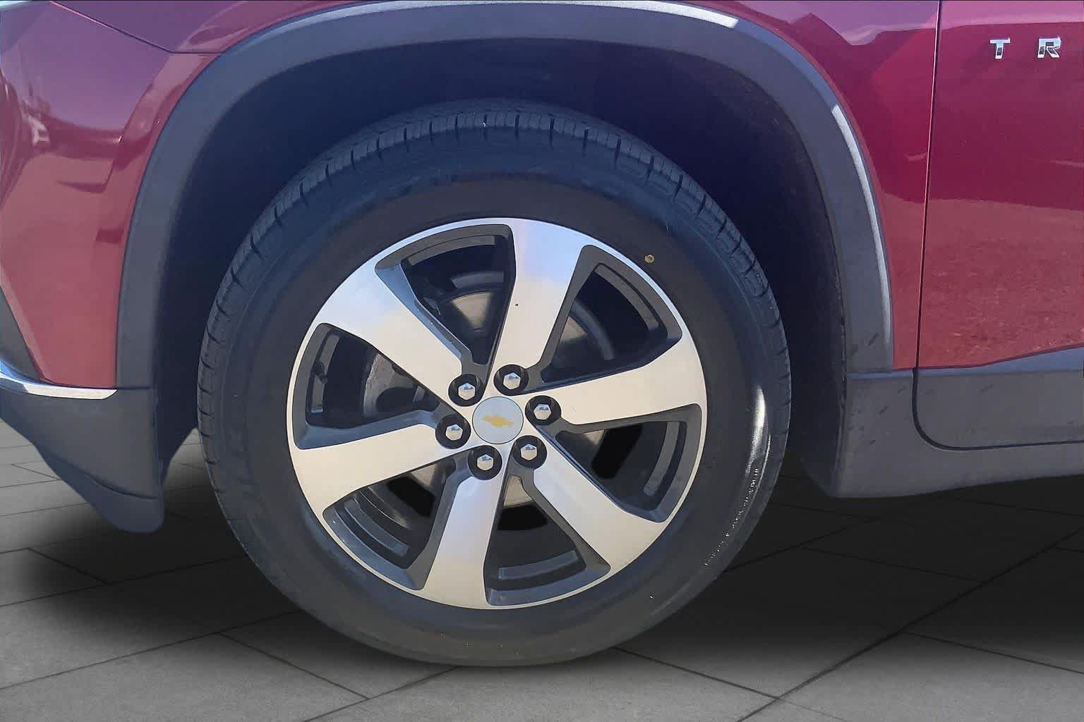 Used 2018 Chevrolet Traverse LT FWD image 11