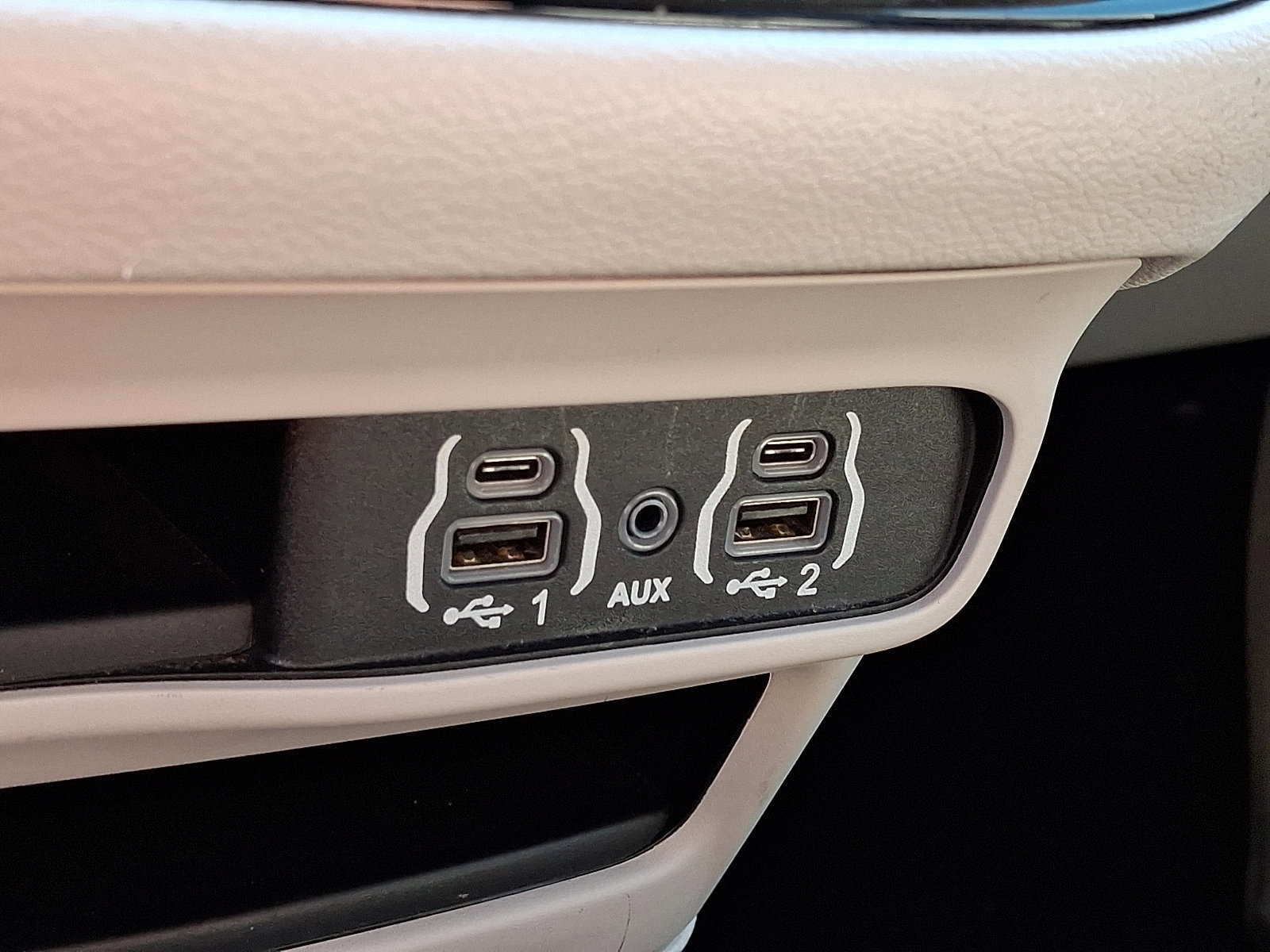 Used 2023 Chrysler Pacifica Touring-L image 27