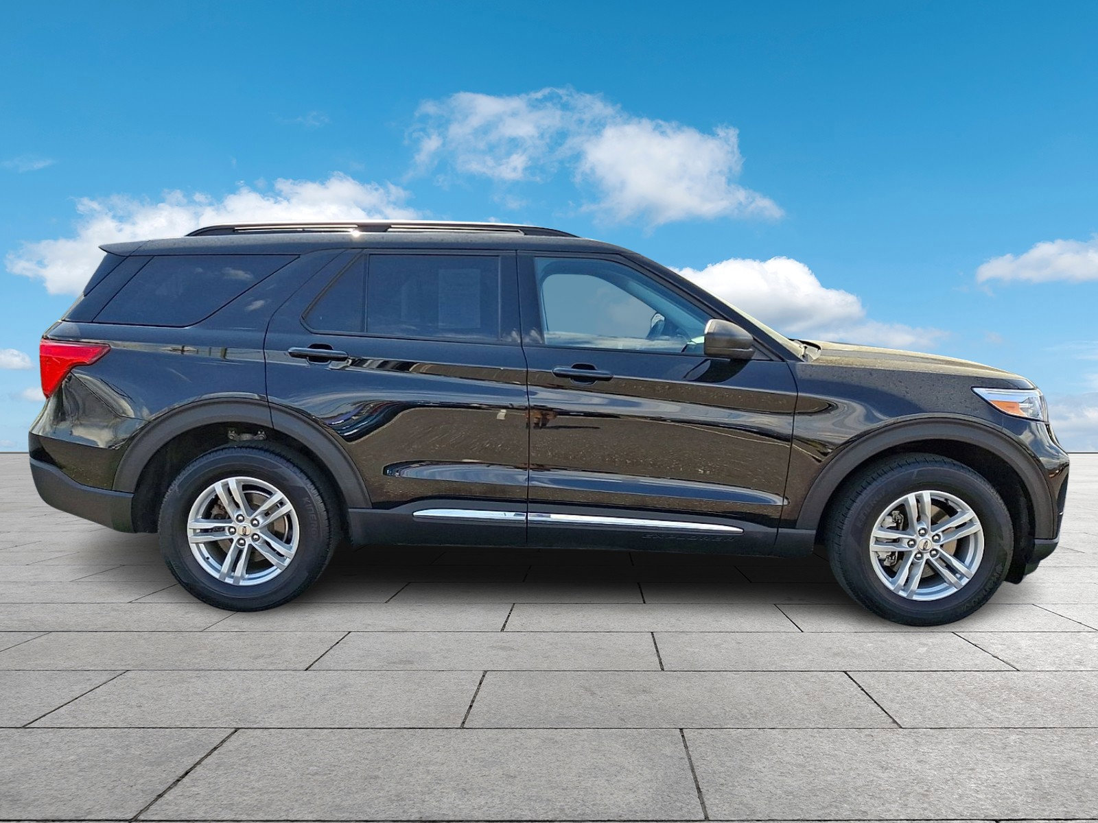 Certified 2022 Ford Explorer XLT w/ Class IV Trailer Tow Package image 5