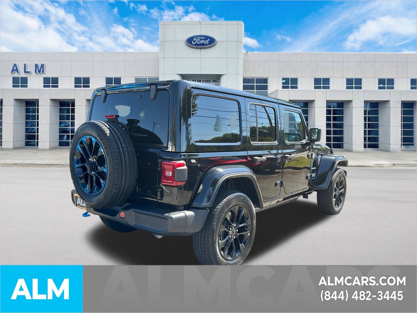 Used 2024 Jeep Wrangler Unlimited Sahara AWD/4WD image 5