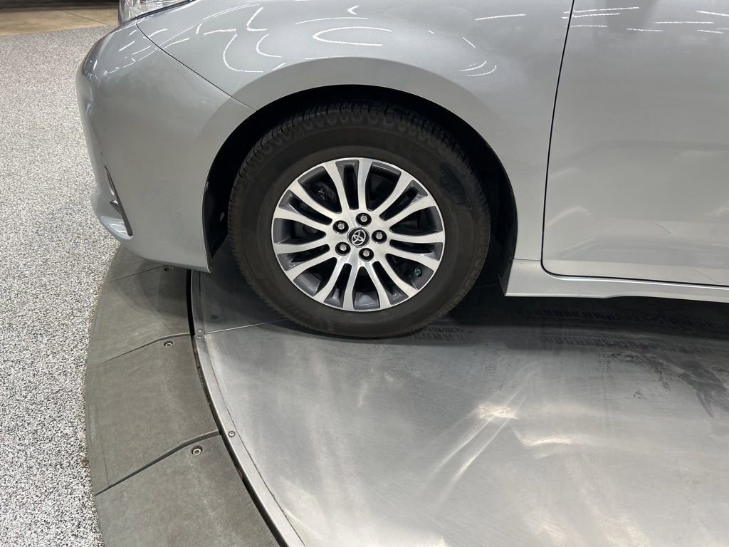 Used 2020 Toyota Sienna XLE FWD image 32