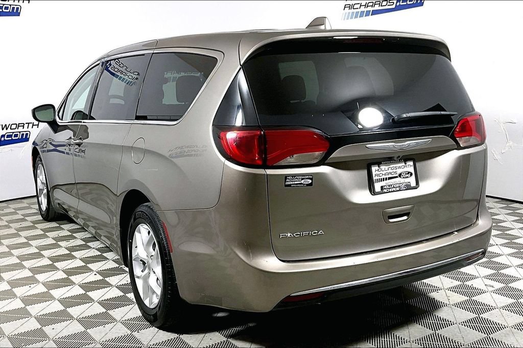 Used 2017 Chrysler Pacifica Touring Plus w/ Tire & Wheel Group FWD image 8