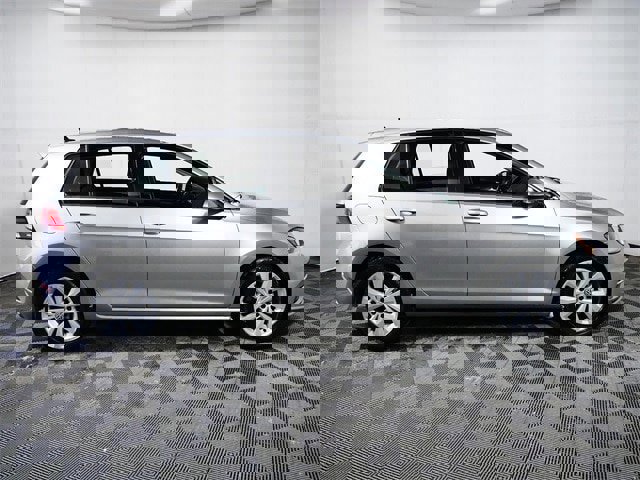 Used 2018 Volkswagen Golf SE image 6