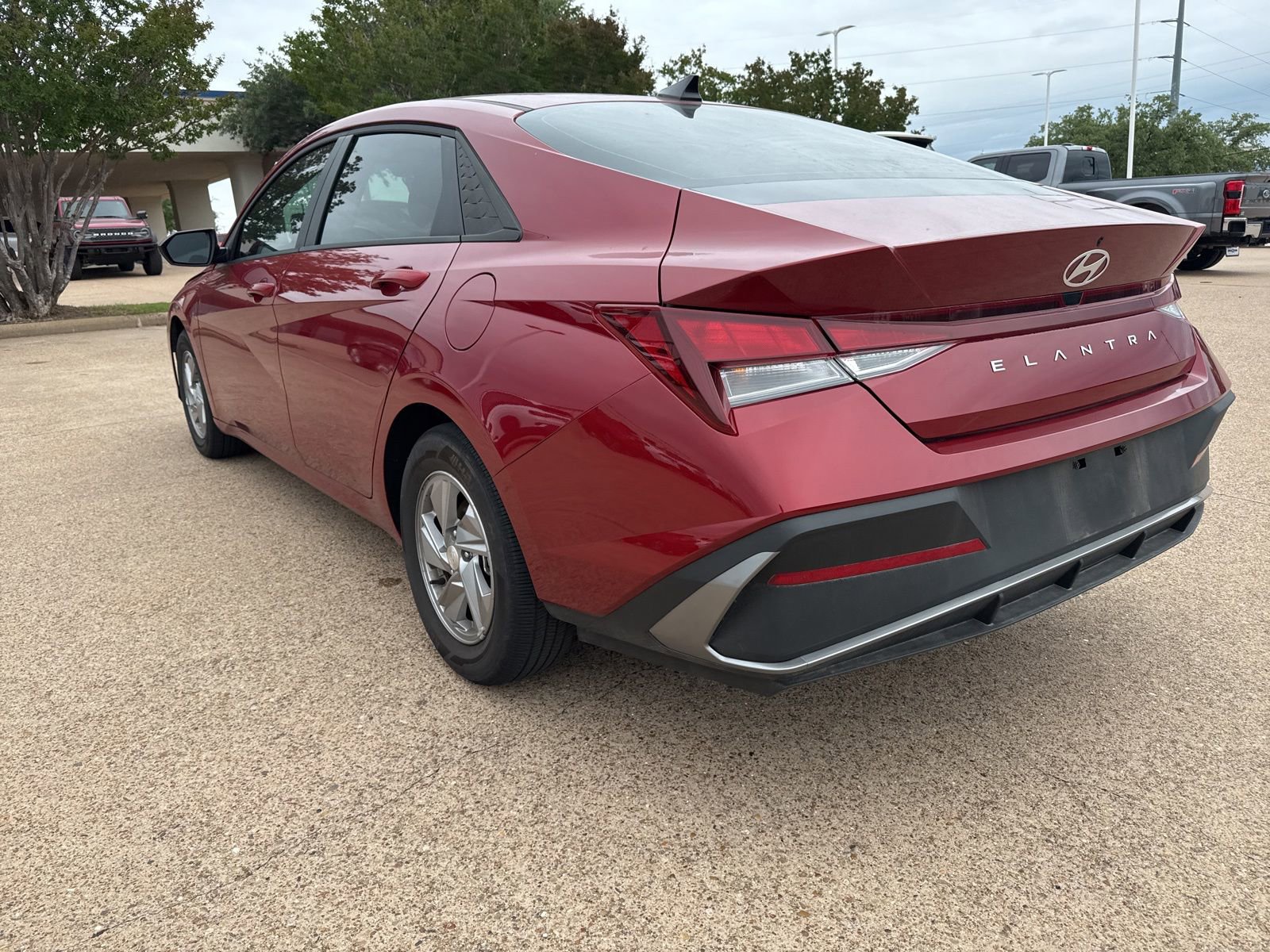 Used 2025 Hyundai Elantra SE FWD image 5