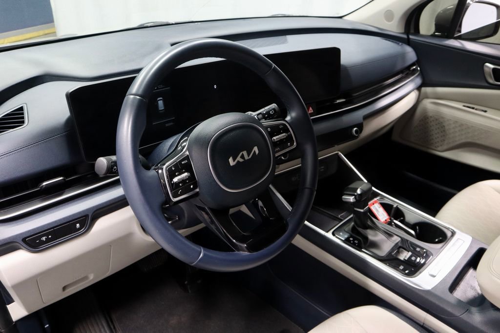 Used 2025 Kia Carnival EX image 27