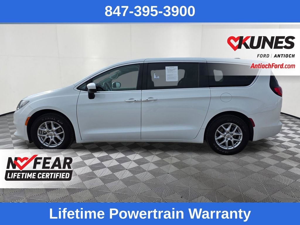 Used 2022 Chrysler Voyager LX FWD image 4