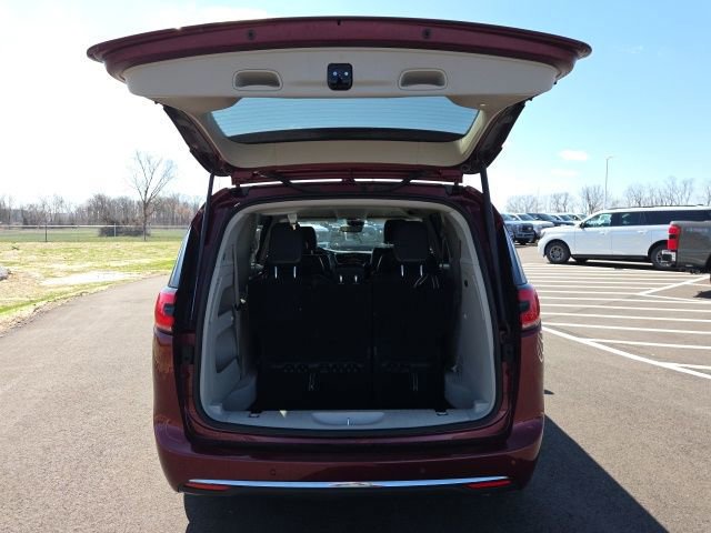 Used 2023 Chrysler Pacifica Touring-L image 11