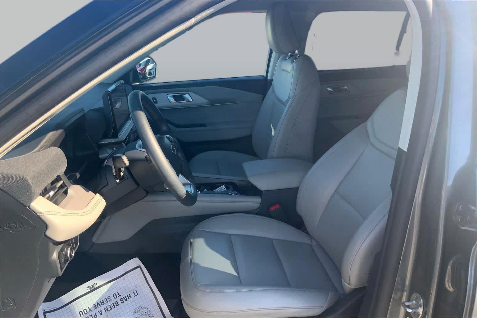 Certified 2025 Ford Explorer Active w/ Active Comfort Package RWD image 8