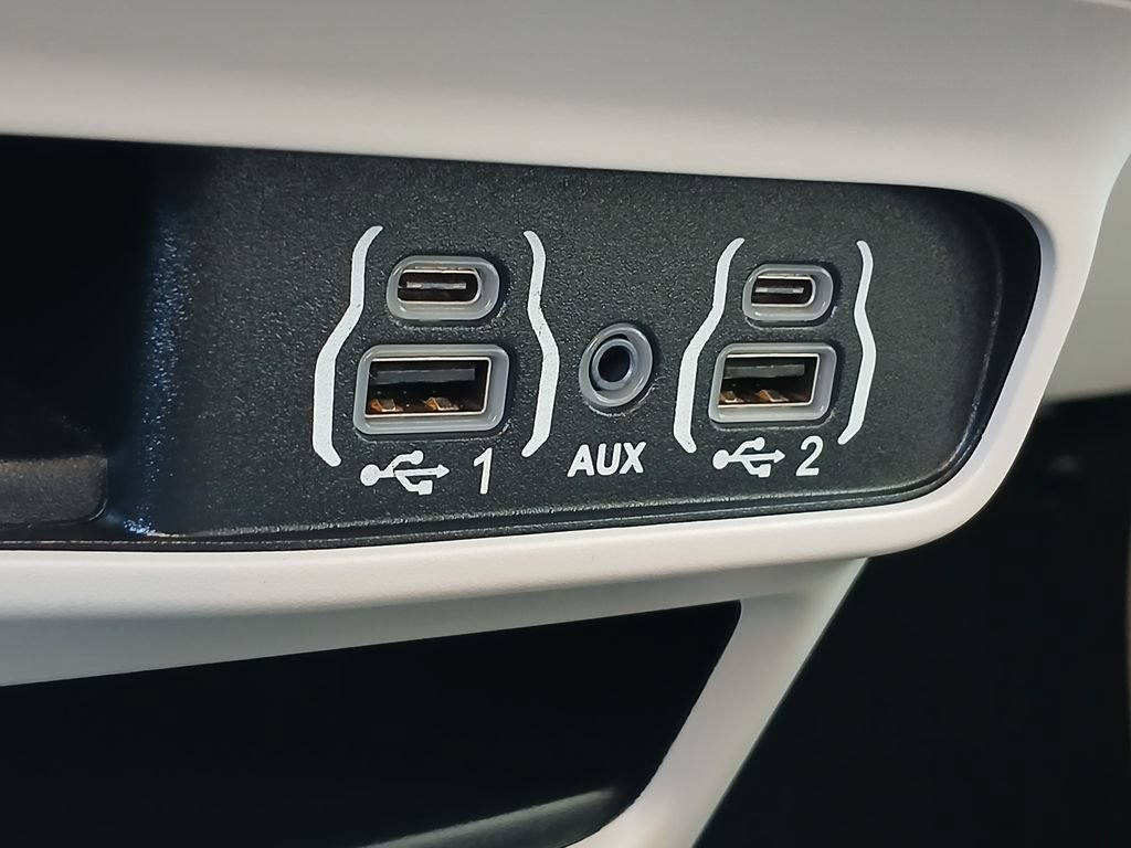 Used 2024 Chrysler Pacifica Touring-L FWD image 18