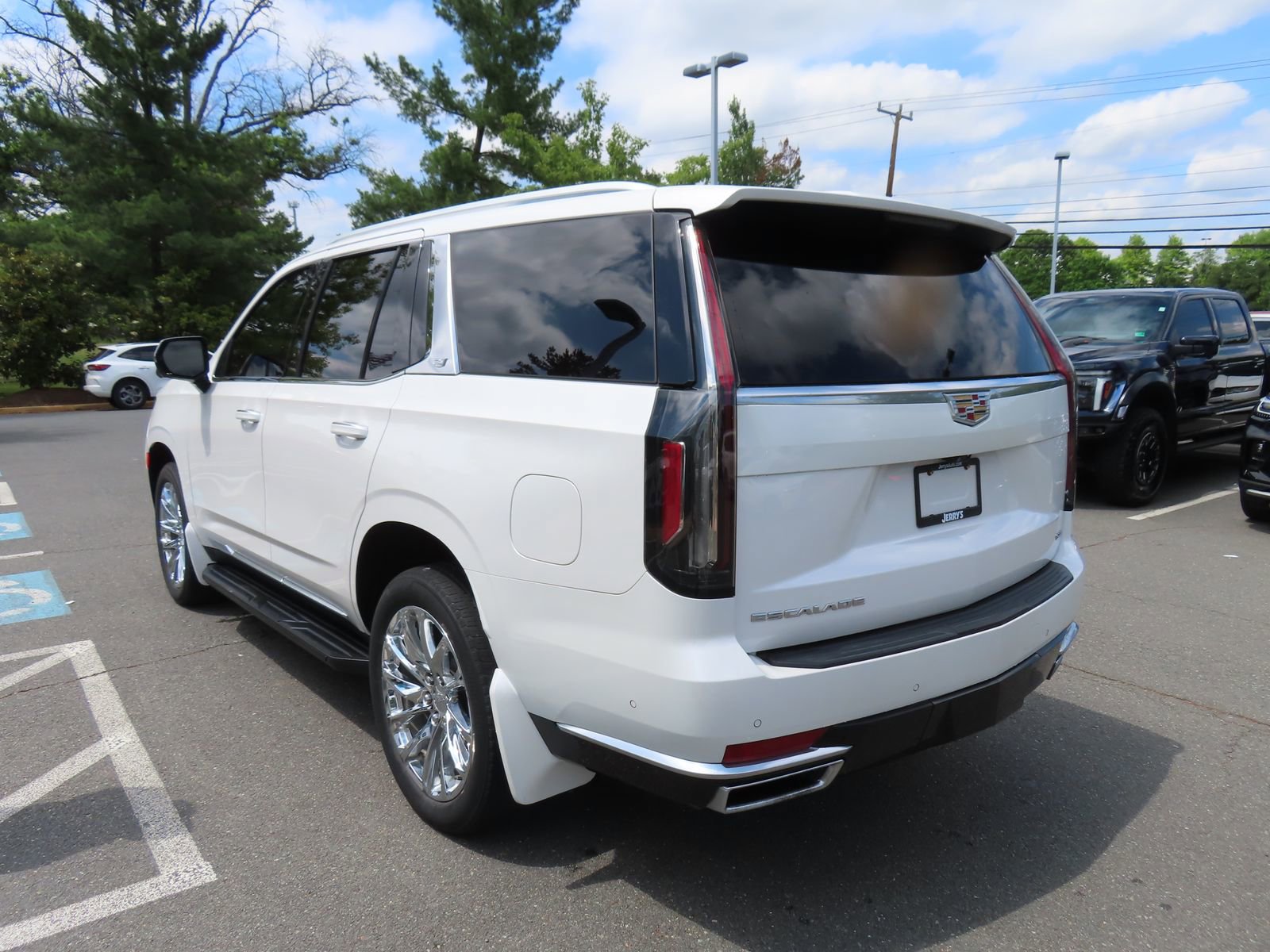 Used 2021 Cadillac Escalade Premium Luxury w/ Performance Package AWD/4WD image 7