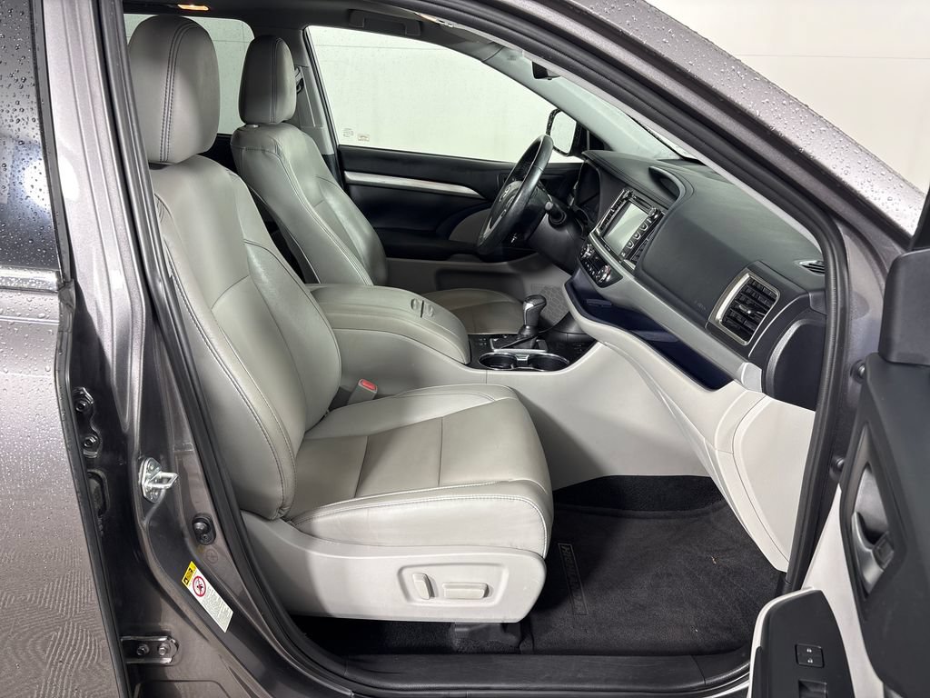 Used 2019 Toyota Highlander XLE FWD image 6