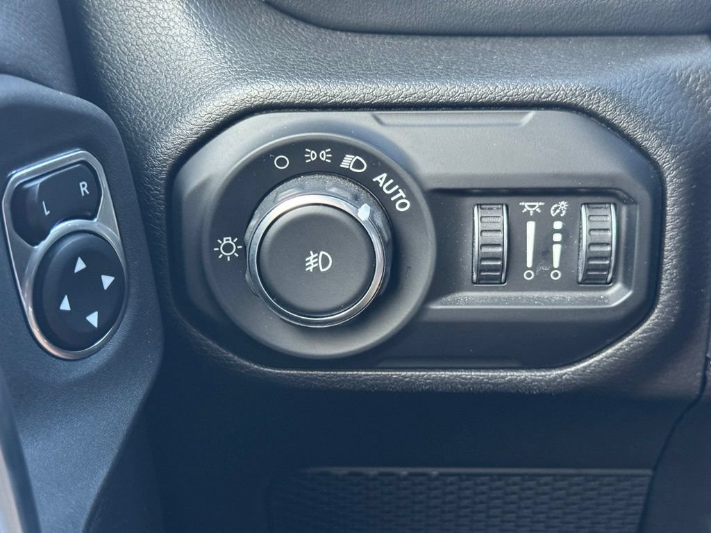 Used 2021 Jeep Wrangler Unlimited Sahara AWD/4WD image 35
