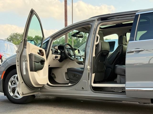 Used 2023 Chrysler Pacifica Limited FWD image 11