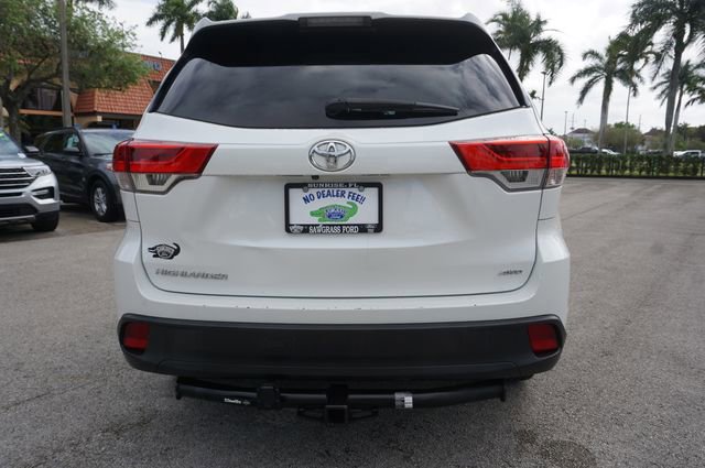 Used 2019 Toyota Highlander LE AWD/4WD image 2