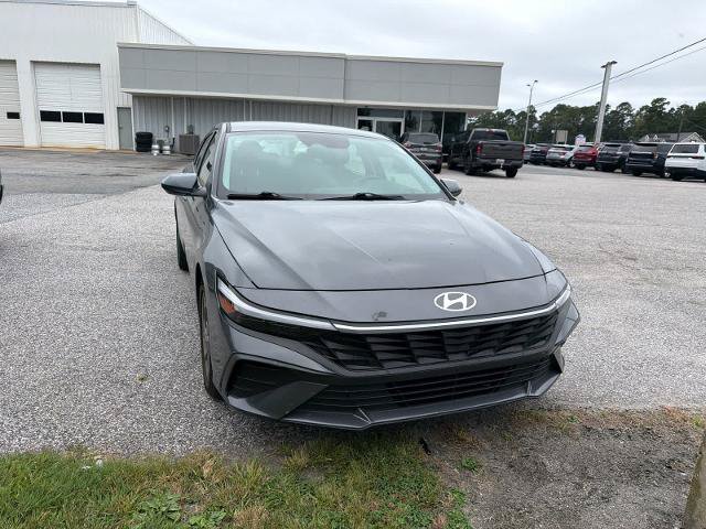 Used 2024 Hyundai Elantra SEL FWD image 3