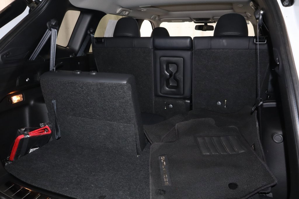 Used 2023 Mitsubishi Outlander SE image 16