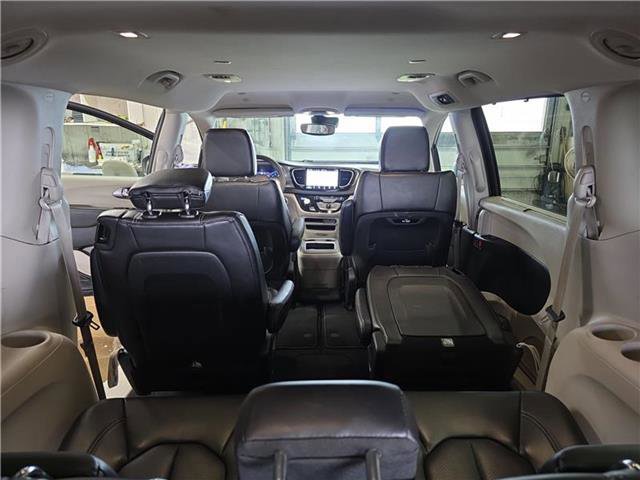 Used 2023 Chrysler Pacifica Touring-L image 21