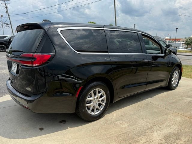 Used 2024 Chrysler Pacifica Touring-L FWD image 12