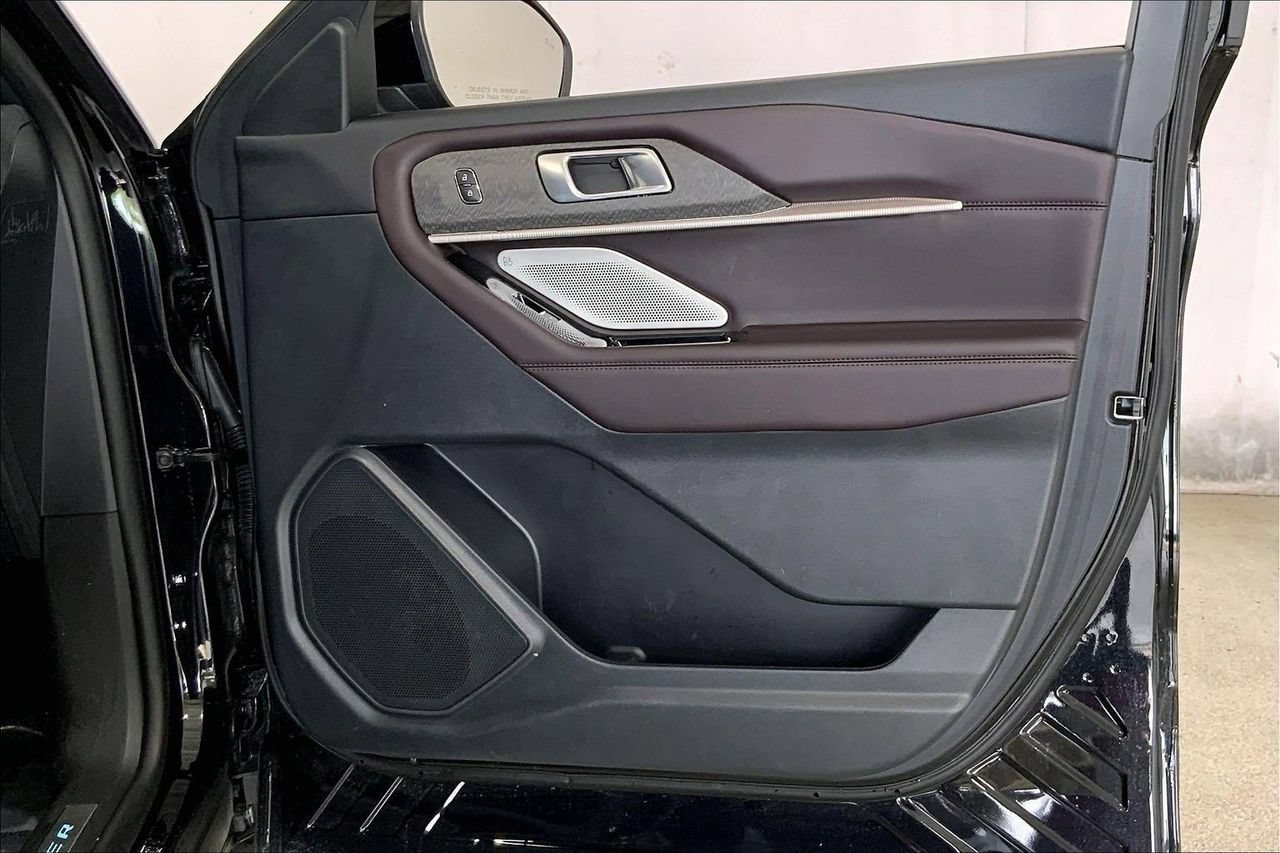 Certified 2025 Ford Explorer Platinum RWD image 26